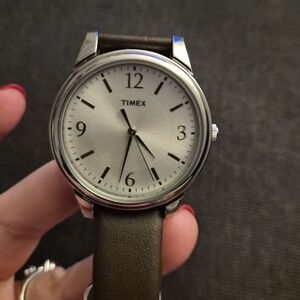 Timex T2P087 Genuine Leather Strap Watch – Classic Minimalist Style